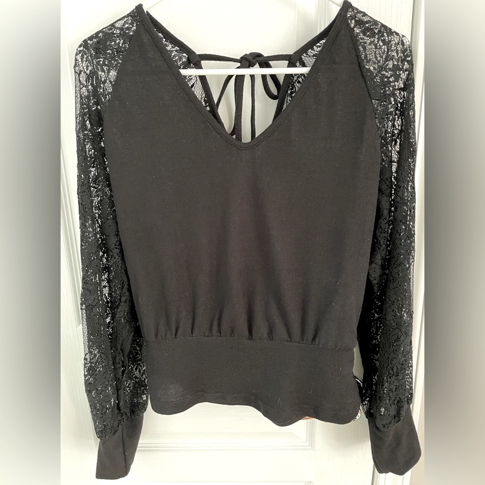 Aluna Levi Black Top. Lace Back/Arms. Tie Closure at Back. Size L. New.